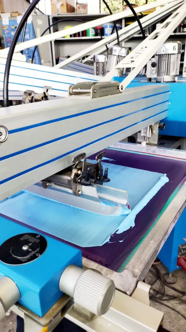 Presse de sérigraphie textile utilisée par OCT-PRO à Metz